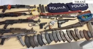 Furnizonte grupet kriminale, zbulohet një bazë armatimi në Tiranë/ Sekuestrohen 9 armë zjarri