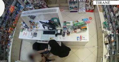 Kërcënoi punonjësen me thikë dhe vodhi një shumë parash në dyqan/ Tiranë, arrestohet 42-vjeçari (Video)