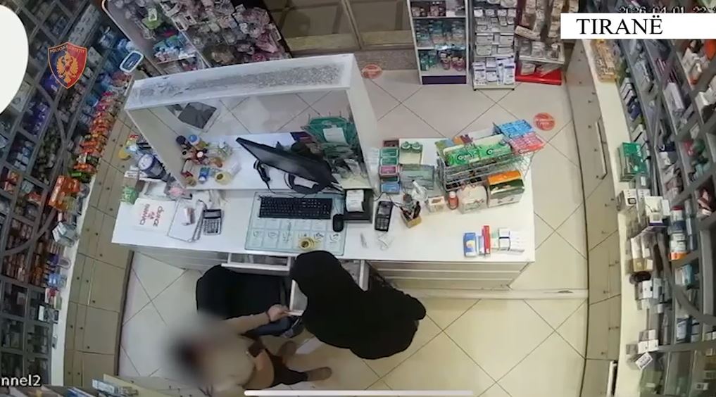 Kërcënoi punonjësen me thikë dhe vodhi një shumë parash në dyqan  Tiranë  arrestohet 42 vjeçari  Video 