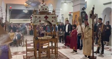 Festimet e Pashkëve/ Vlorë, besimtarët ortodoksë kremtojnë ‘Të Premten e Zezë’