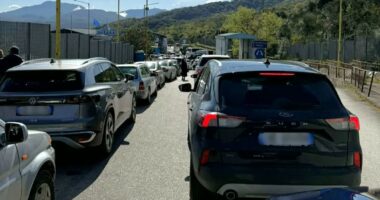 Fluks i lartë në doganën e Kakavijës, radha e automjeteve drejt Greqisë arrin 3 kilometra