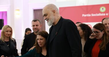 “Qeveria ka rritur rrogat, paguan për vjetërsi në punë”/ Rama: Jemi vetëm në rrugëtim europian, të tjerët ngatërrojnë interesin kombëtar