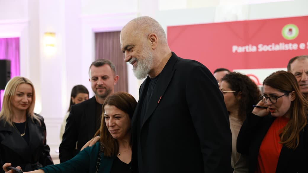  Qeveria ka rritur rrogat  paguan për vjetërsi në punë   Rama  Jemi vetëm në rrugëtimin europian  të tjerët ngatërrojnë interesin kombëtar