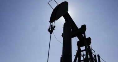 Nafta sërish mbi 100 dollarë pas bllokadës së porteve iraniane