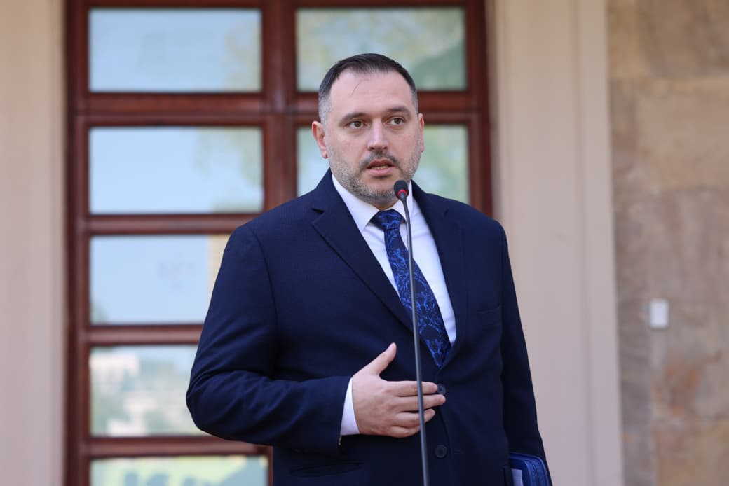 Do të lejohet SHBA të përdorë bazën e Kuçovës për të sulmuar Iranin  Ja si përgjigjet ministri Nufi