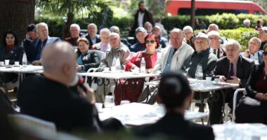 “Çdo vit pensione më të larta”/ Rama me pensionistët: Mbështetje edhe për personat në nevojë