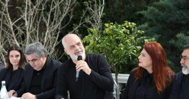 “Çmimet nuk i vendos qeveria”, Rama me operatorët turistikë në Vlorë: Do i bëni gropën vetes nëse…