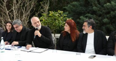 “Do bëhemi eksportues të anijeve ushtarake”, Rama-operatorëve turistikë në Vlorë: Investoni në parkime, investim që kthehet shpejt