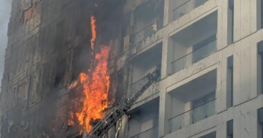 Zjarri në pallat/ Tiranë, 4 forca zjarrfikëse në vendngjarje, dyshohet se ka banorë brenda ndërtesës