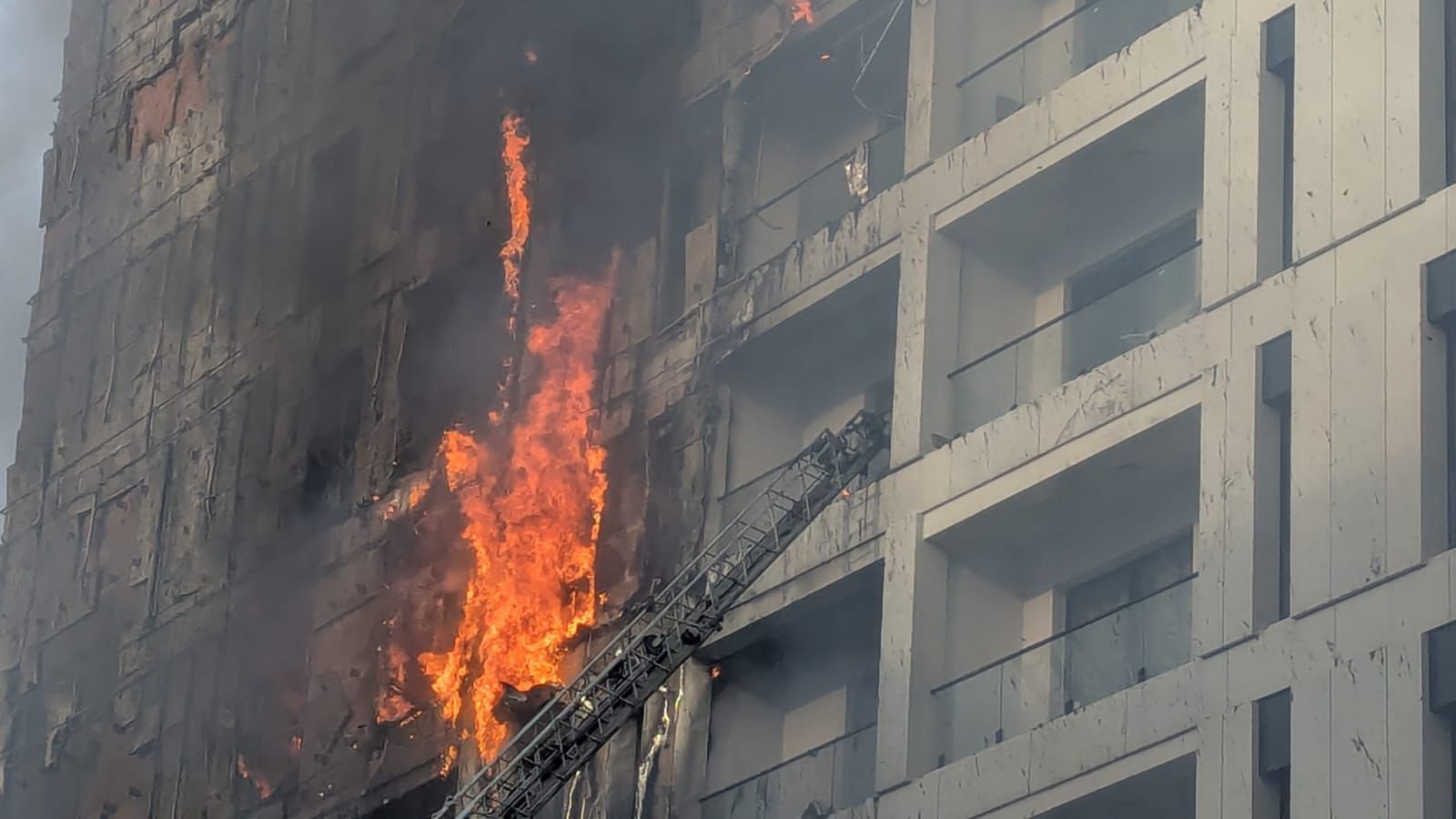 Zjarri në pallat  Tiranë  4 forca zjarrfikëse në vendngjarje  dyshohet se ka banorë brenda ndërtesës