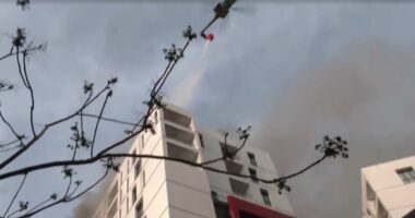 Helikopteri hedh ujë mbi pallatin në flakë/ Kompleksi i ndërtuar nga firma “Arlis”, mori flakë edhe në 2021