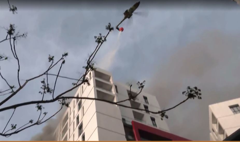 Helikopteri hedh ujë mbi pallatin në flakë  Kompleksi i ndërtuar nga firma  Arlis   mori flakë edhe në 2021