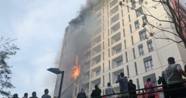 Zjarri në pallat, mbeten rrënojat/ Digjen 30 apartamente, shkatërrim dhe gërmadha në pallatin e djegur