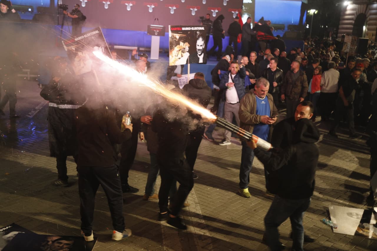 Me presh (dhe pranga) në duar/ Gjykata lë në burg 5 militantë të PD, u kapën në flagrancë me molotov