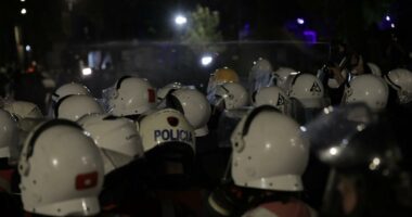 Konfrontime në protestën e opozitës/ Lëndohet një punonjës policie, transportohet tek Trauma