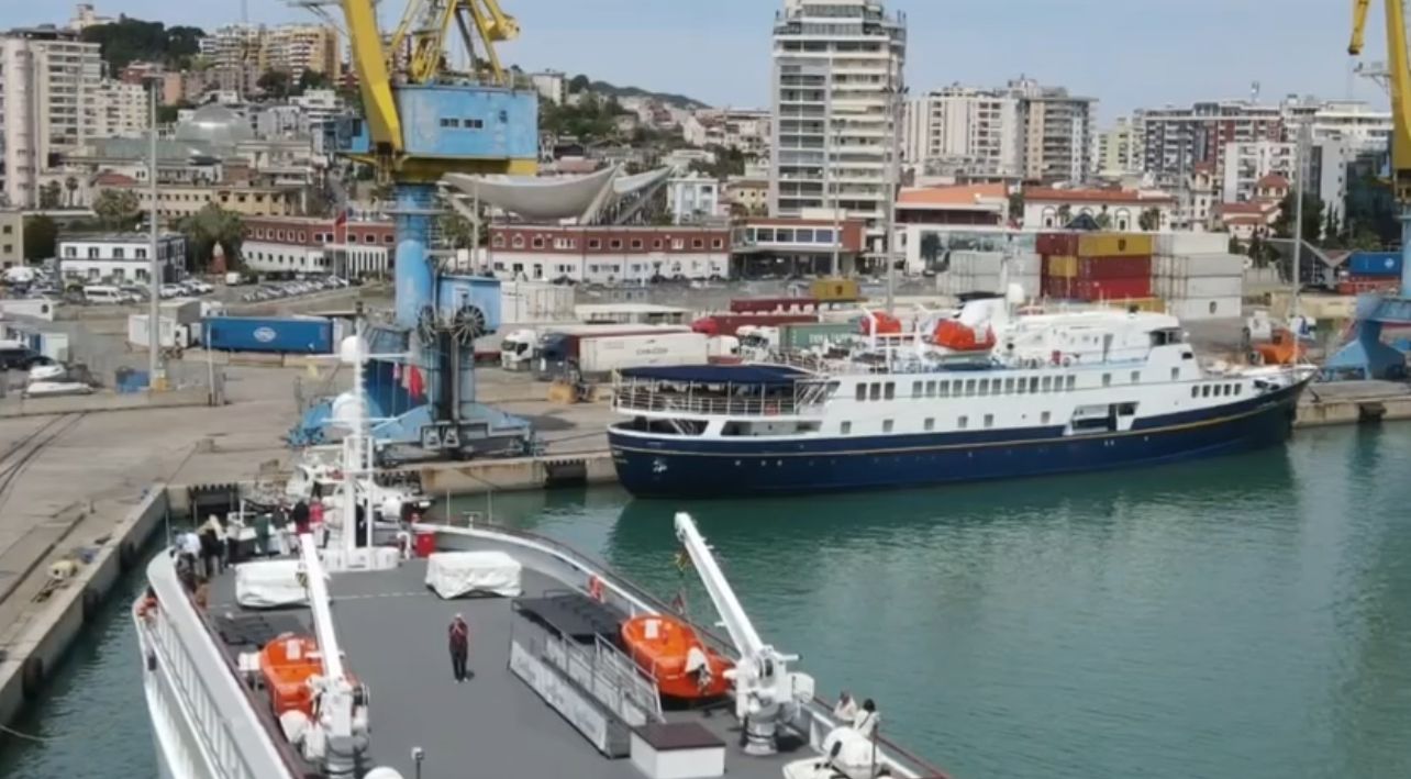 VIDEO  Dy kroçere zbarkojnë në Durrës  sjellin turistë nga vende të ndryshme të botës
