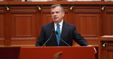 “Anëtarësimi në BE brenda 2030, shumë realist”/ Balla-opozitës: Hiqni dorë nga balta, s’e keni armike Shqipërinë