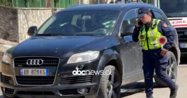 VIDEO/ Makina e bërë ‘shoshë’ nga plumbat! Dy viktima nga të shtënat me armë në Lezhë. Pamje nga vendngjarja