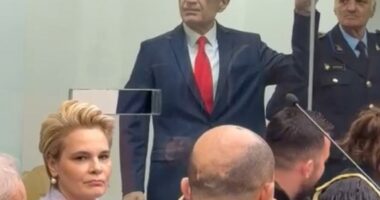 VIDEO/ Një vit e gjysmë nga arrestimi, dalja e parë publike e Ilir Metës pas ‘kafazit’ të qelqtë