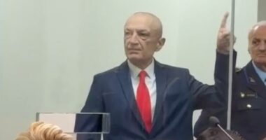 VIDEO/ Një vit e gjysmë nga arrestimi, dalja e parë publike e Ilir Metës pas ‘kafazit’ të qelqtë