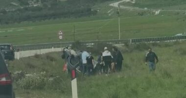 Aksident në rrugën e lumit të Vlorës/ Përmbyset makina, dyshohet për tre të plagosur (VIDEO)
