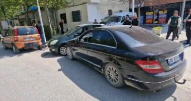 Aksident në Vlorë/ Shoferi përplas dy makina për të shmangur një fëmijë, lëndohet një 8-vjeçar