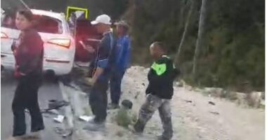 Aksident në Qafën e Llogarasë, automjeti përplaset me barrierat metalike (VIDEO)