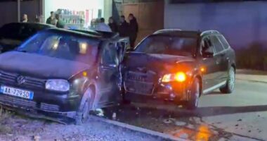 Aksident në Fier/ Nuk i ndaloi policisë, gjatë tentativës për t’u larguar u përplas me një mjet të parkuar, lëndohet shoferi