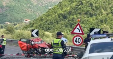 VIDEO/ Aksidenti me një viktimë dhe disa të plagosur, makina e bërë copë! Pamje nga vendngjarja