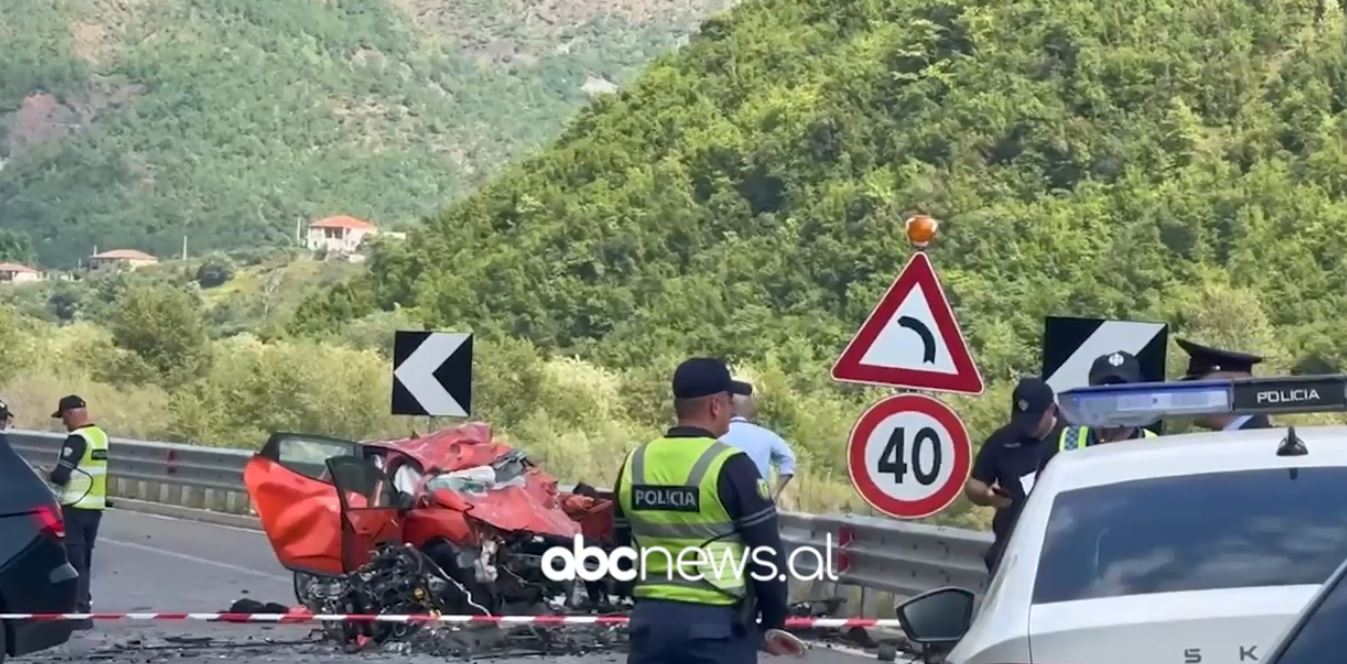 VIDEO  Aksidenti me një viktimë dhe disa të plagosur  makina e bërë copë  Pamje nga vendngjarja