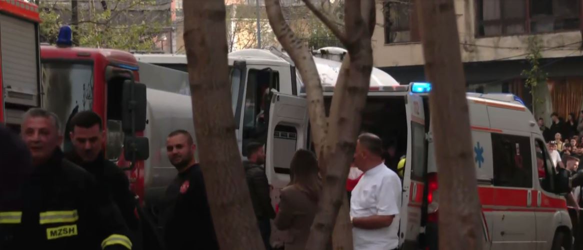 Zjarri tek  Farmacia 10   Një tjetër banore transportohet me ambulancë