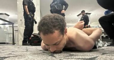 FOTO/ I shtrirë dhe i prangosur, ky është autori i dyshuari për të shtënat me armë në darkën e Donald Trump