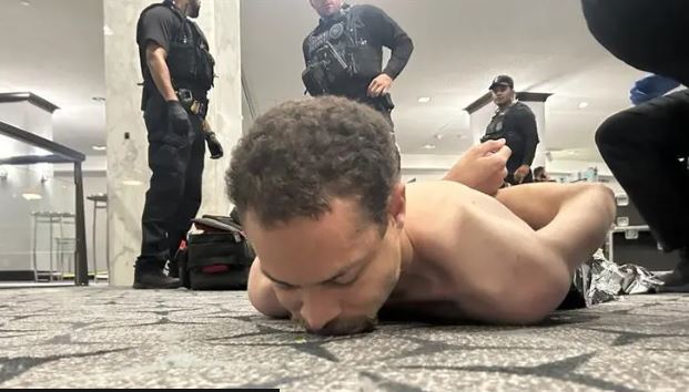 FOTO  I shtrirë dhe i prangosur  ky është autori i dyshuari për të shtënat me armë në darkën e Donald Trump