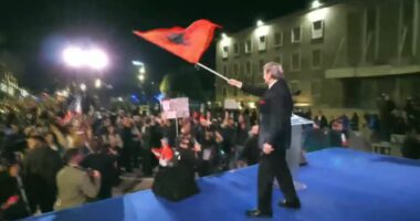 Protesta e opozitës, reagon Balla: Përdorimi i flamurit për molotovë, “vulë turpi”