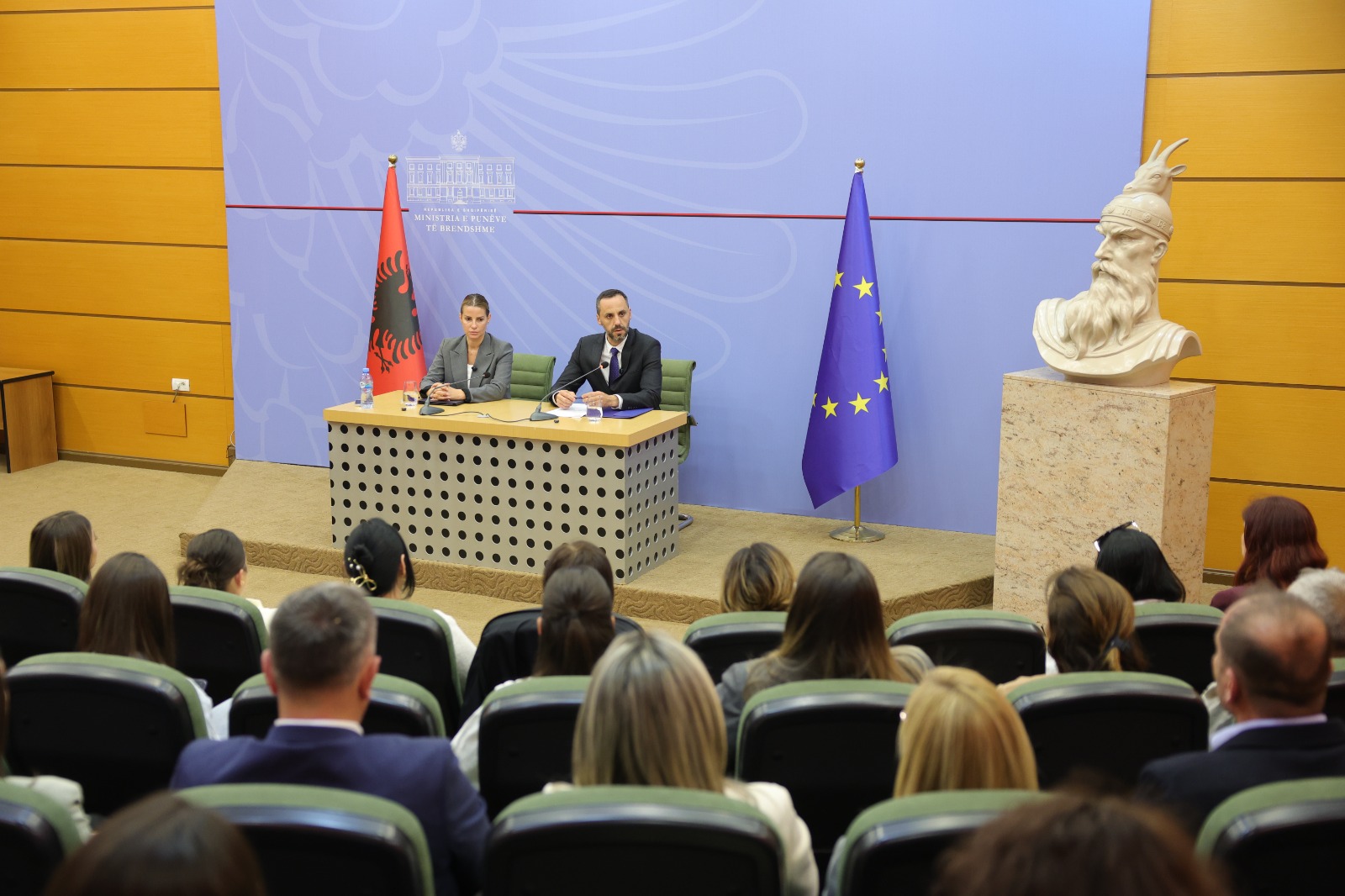 Nga konfiskimi te solidariteti/ Lamallari: 150 mijë euro pasuri të krimit kalojnë te 21 OJF për projekte sociale