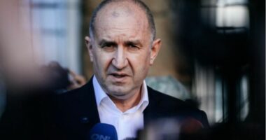 Bullgaria voton në zgjedhjet parlamentare/ Sondazhet nxjerrin fitues ish-presidentin Rumen Radev