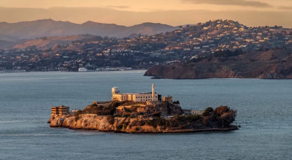Trump kërkon 152 milionë dollarë për të rihapur burgun famëkeq të Alcatraz it