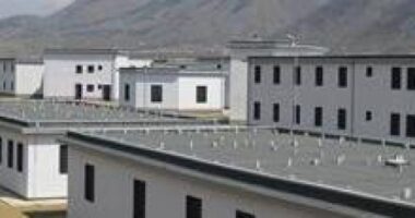 FOTO/ I fshehur brenda rrobave, tentoi të fuste telefon gjatë takimit me bashkëshortin në burgun e Fushë Krujës, ndalohet nga autoritetet