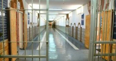 Kontrolle në burgun e Krujës/ Gruaja kapet me qese kanabisi në xhep, do ia jepte familjarit në qeli (EMRAT)