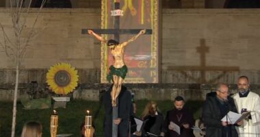 Udha e Kryqit/ Besimtarët katolikë përkujtojnë të premten e madhe