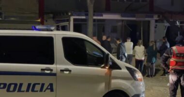 Shpërthim brenda një lokali në qendër të Lezhës, dëmtohen disa biznese dhe makina