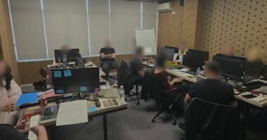 Mashtronin të huajt për investime në bursa/ Goditet call center në Tiranë, dy në pranga dhe 12 nën hetim