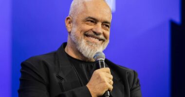 Vizita në Greqi, Rama ndan foto: Ditë e ngrohtë në Athinë e Delphi, në mbrëmje u mblodhën plot shqiptarë