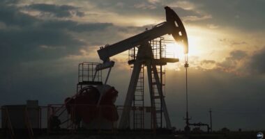 Armëpushimi i brishtë rrit naftën në bursa/ Arrin në rreth 98 dollarë për fuçi, shtrenjtohen me 4%