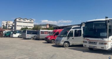 Elbasan, lufta nuk prek çmimet/ Operatorët përgjysmojnë flotën për të përballuar kostot