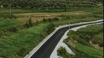Rama ndan pamje nga punimet në rrugën Fier–Kthesa e Patosit–Fratar: Segment që sjell zhvillim të mëtejshëm për Mallakastrën