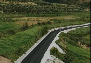 Rama ndan pamje nga punimet në rrugën Fier Kthesa e Patosit Fratar  Segment që sjell zhvillim të mëtejshëm për Mallakastrën