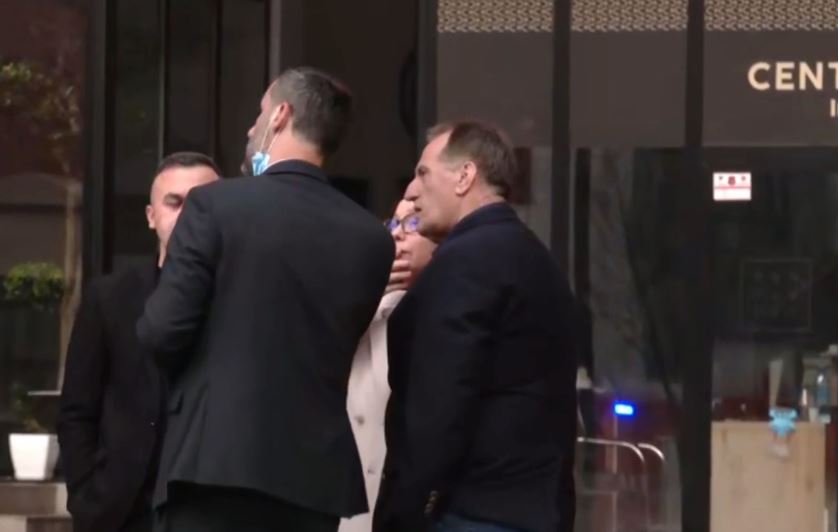 Zjarri tek  Farmacia 10   Në vendngjarje ministri i brendshëm Lamallari  helikopterët asistojnë në shuarjen e flakëve