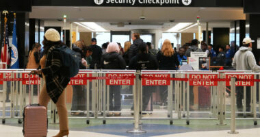 Shqetësimet për mungesë e karburanti/ BE “qetëson” turistët: Mos i anuloni planet e udhëtimeve!