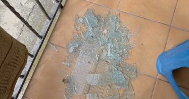 Dyshohet se kishte shkuar për të vjedhur, gjendet i pajetë një person në Fier, kishte mbetur i varur te xhami i derës